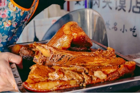 第一次吃西安肉夾饃，怎么假裝成為老桿模樣？