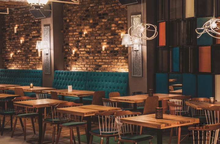 美國(guó)復(fù)古風(fēng)格的羅馬尼亞小屋餐廳家具定制方案