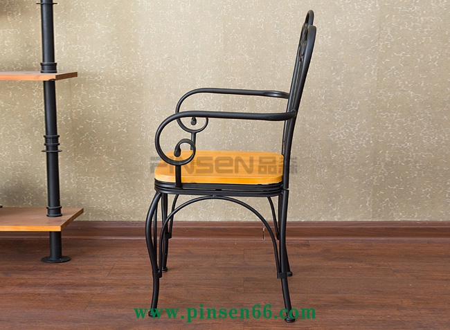 復(fù)古工業(yè)風(fēng)餐椅
