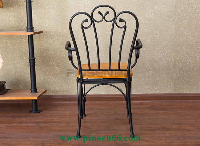 復(fù)古工業(yè)風(fēng)餐椅