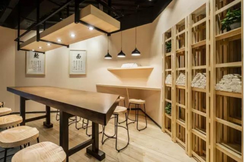 問餐廳桌椅定制，誰主沉?。?><div><h3>問餐廳桌椅定制，誰主沉浮？</h3><p>一家餐廳最不可缺少的是什么？答案當然是餐廳桌椅。不信的話，你試著想象一下，你進到了一家 沒有 餐廳桌椅 的餐廳，你的感受是怎么樣的，是不是怪怪的，吃飯都是個問題，人坐...</p><p>2020-08-23</p></div></a></li><li><a href=